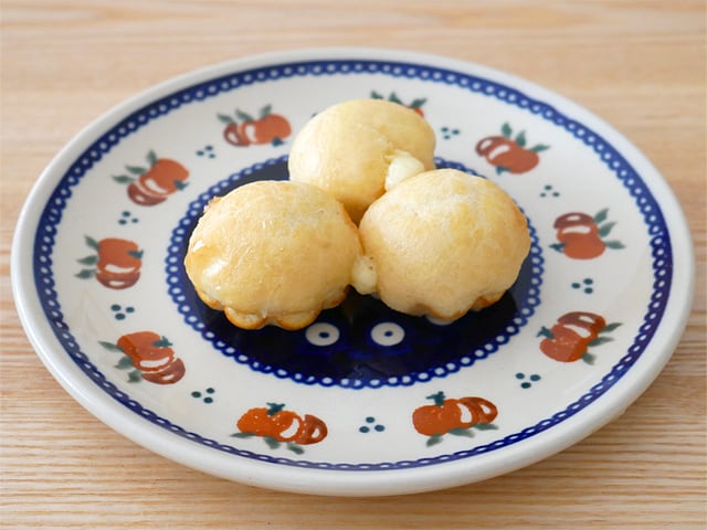 MaisonDEFROIDMONT　ミニフレンチブリオッシュ　レンジで温めた（お皿に盛り付け）